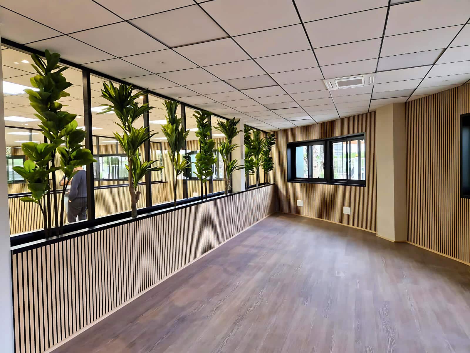 Bureaux avec cloison vitrée végétalisée, tasseaux bois et éclairage intégré, réalisation Entreprise HERRY