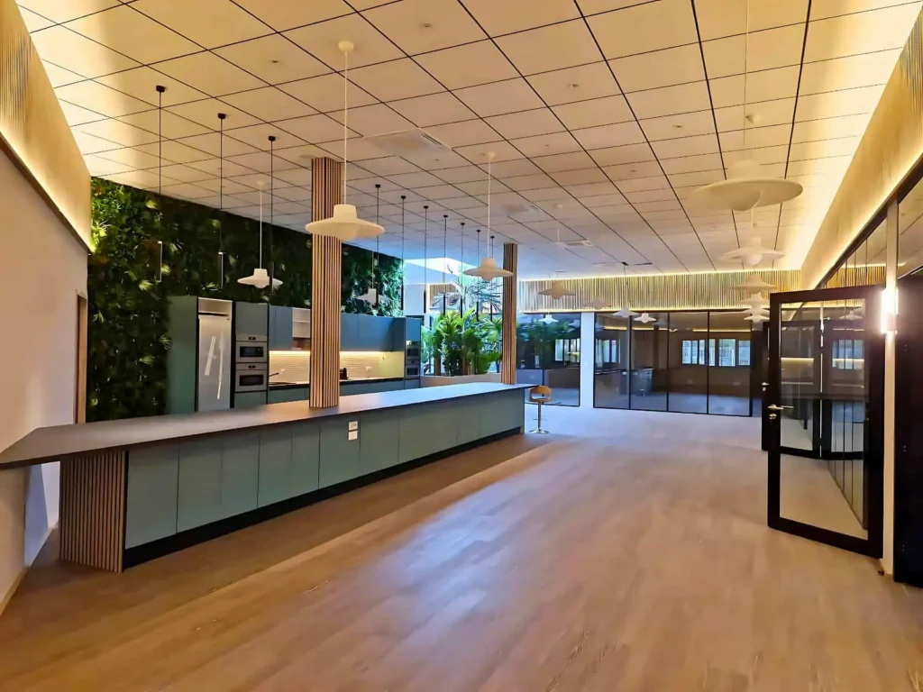 Cuisine d'entreprise moderne avec bar et finitions sur mesure