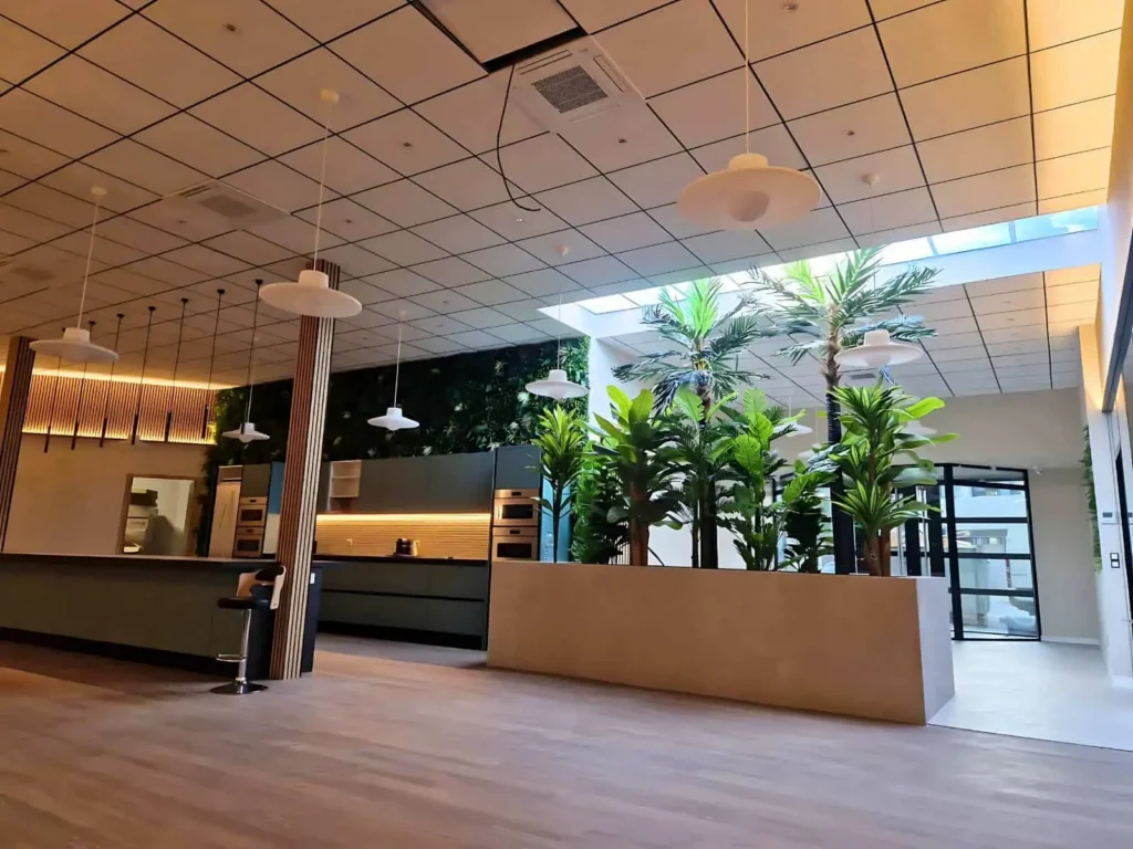 Aménagement intérieur professionnel réalisé par Entreprise HERRY : cuisine et salle de pause premium avec verrière et végétalisation