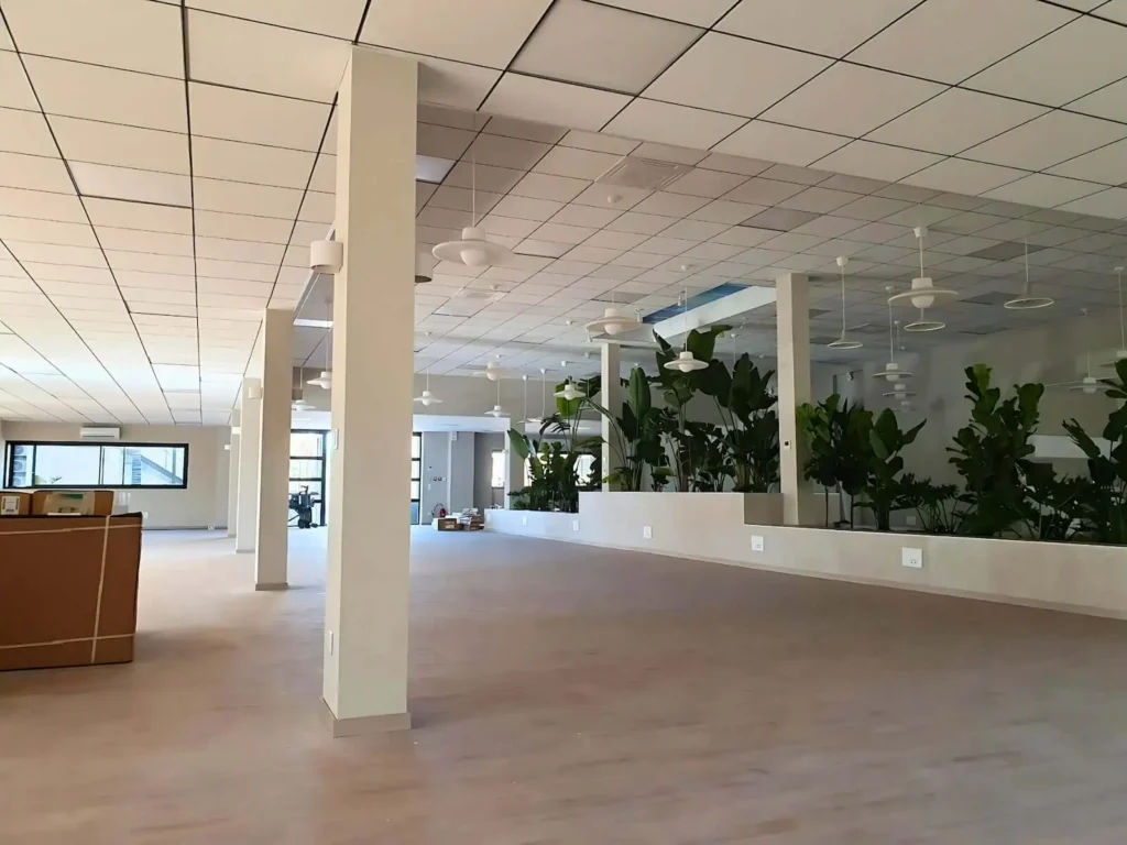 Hall d'accueil spacieux et végétalisé, ambiance naturelle et conviviale